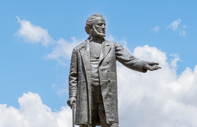 statue