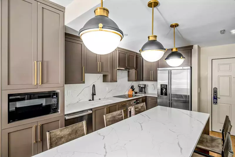 Golden Aspen features a fully stocked high-end chef's kitchen w bar seating and premium appliances. Perfect for après-ski meals at Westgate Park City