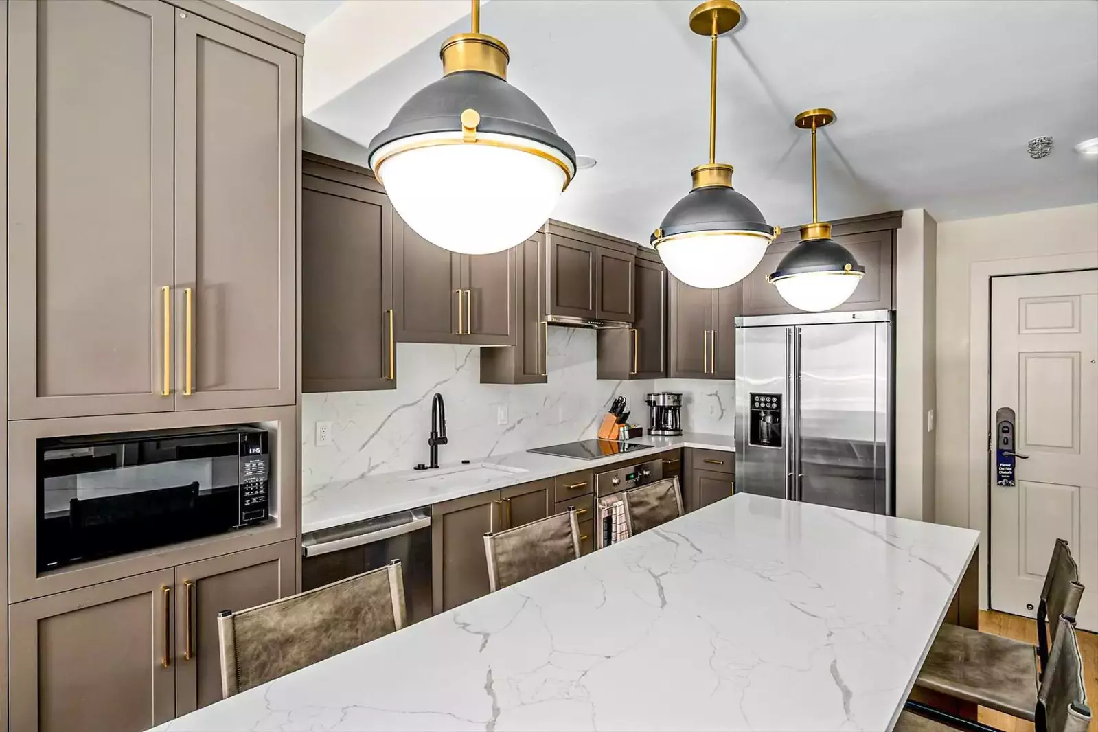 Golden Aspen features a fully stocked high-end chef's kitchen w bar seating and premium appliances. Perfect for après-ski meals at Westgate Park City