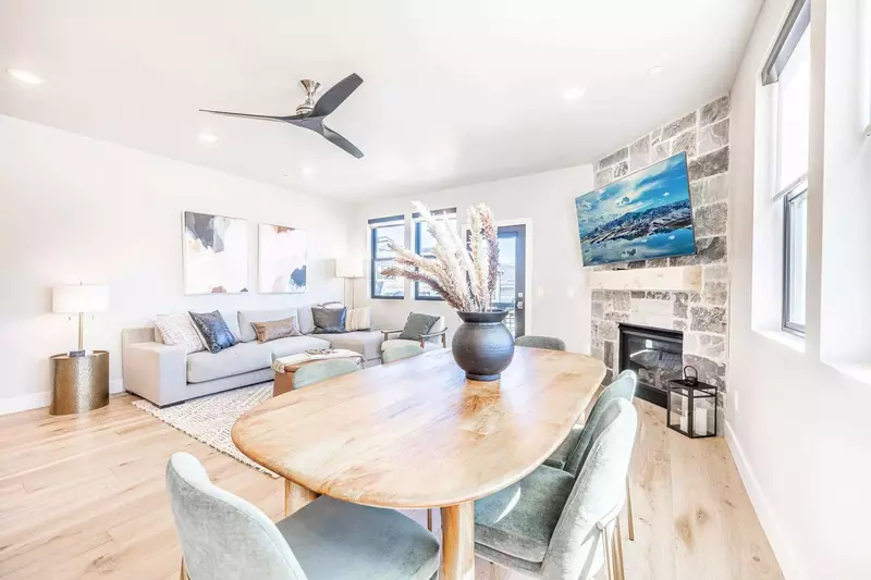 Relax and enjoy a meal at home with this gorgeous dining room table that has comfortable seating for 6 guests.