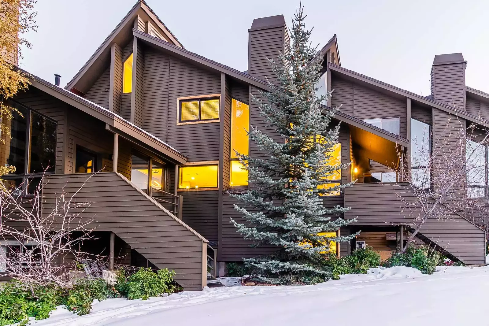 Bright & Spacious High End, Luxury Townhome - ALL NEW December 2019!