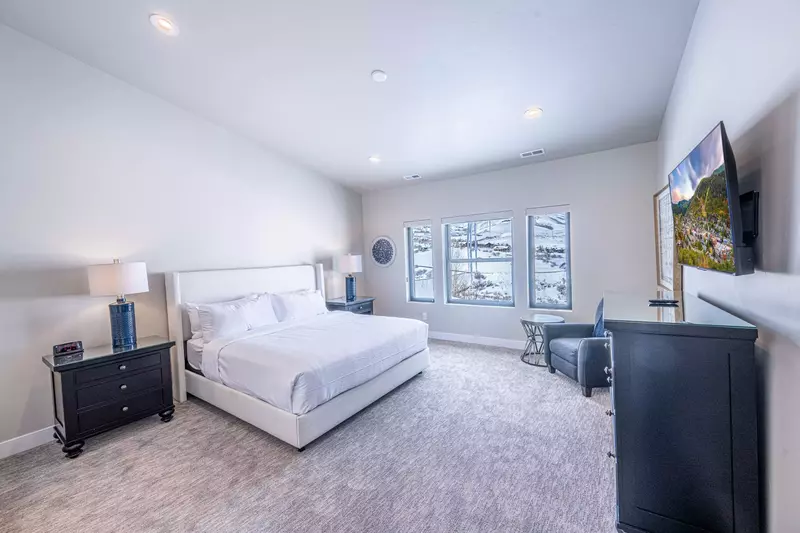 4th Bedroom on the upper Floor with own Full Bathroom