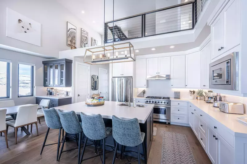 The spacious breakfast bar is perfect for meal prep or grabbing a quick bite on your way to the slopes!