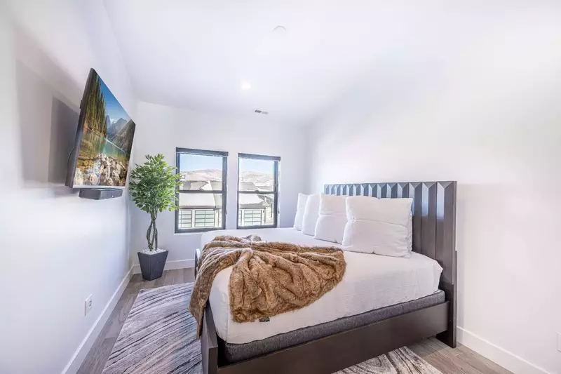 Deer Valley East | 9943 Meer