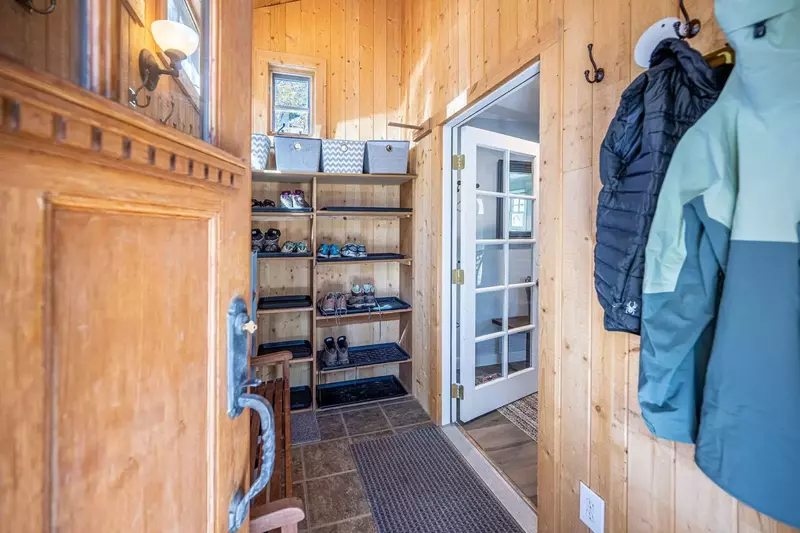 After walking home from Main Street or the slopes, this is the entryway has plenty of storage for all your snow gear!