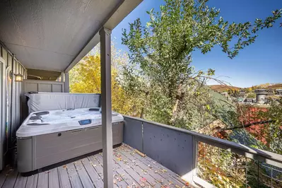 Old Town Park City vacation home with private hot tub and parking. 256 Norflok - walk to Quitin Time