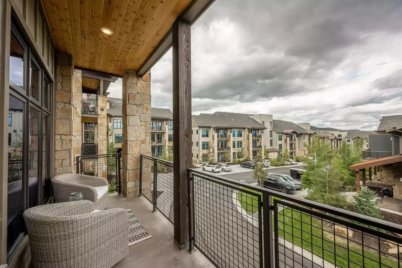 Comfortable patio furniture to enjoy the views of the slopes