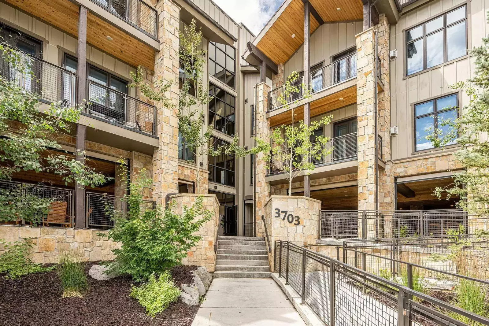 Blackstone Flats 210