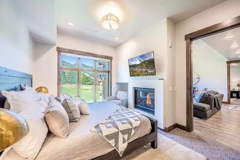 Two King Suites, Each With En Suite Bathroom, Fireplace, HDTV, Unobstructed Views!