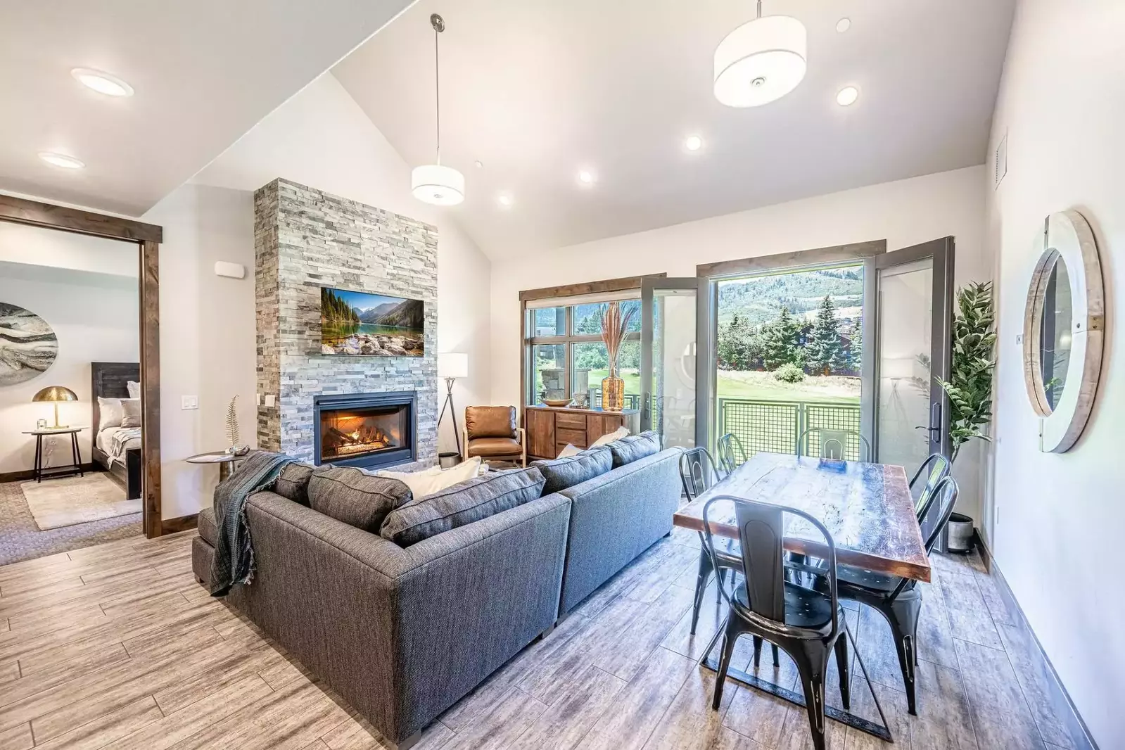 High End Furnishings, Panoramic Views, Hardwood Flooring, Vaulted Ceilings, Gas Fireplace, HDTV w Cable, L-Shaped Sofa, Leather Accent Chair, Hardwood