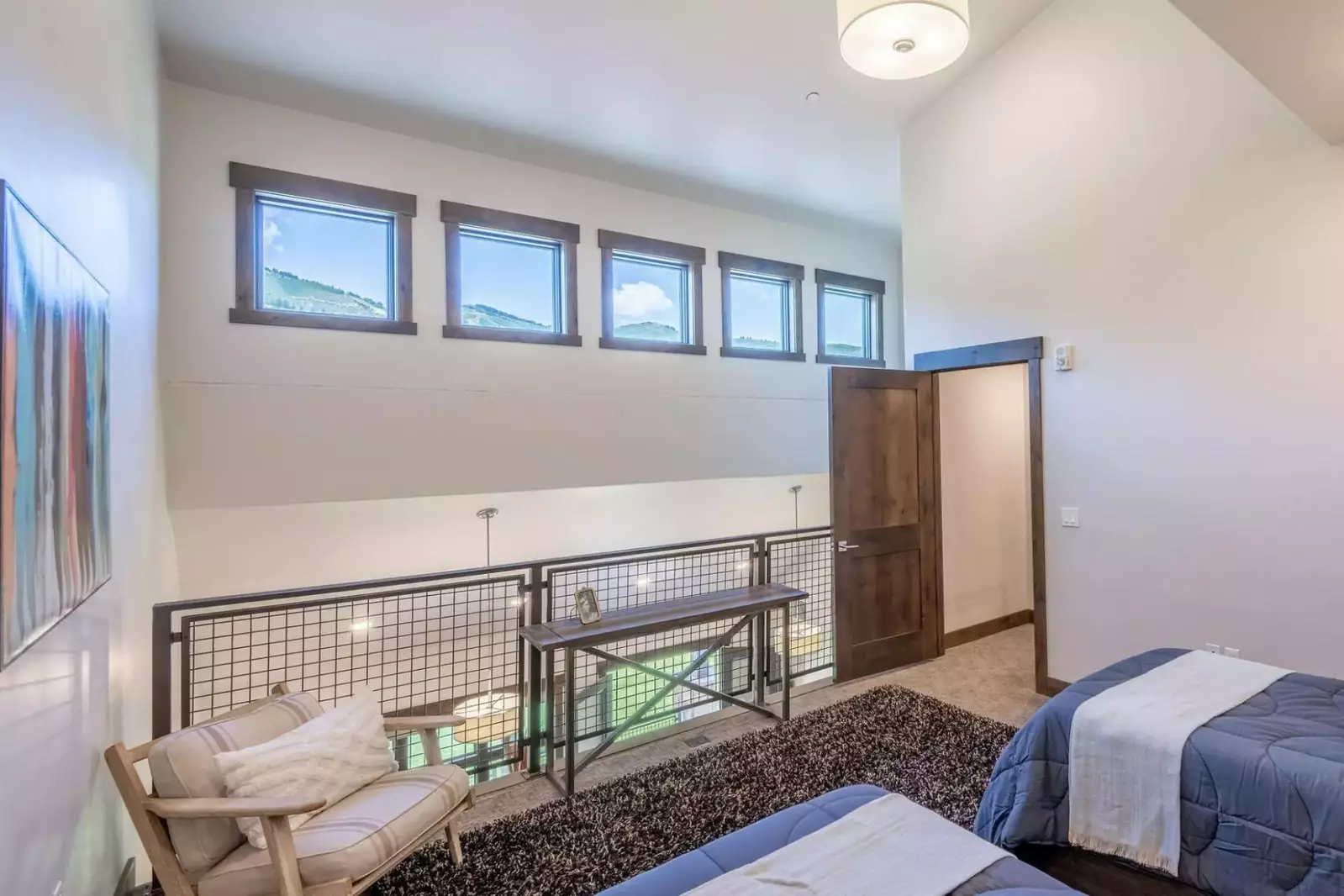 Overlooking the living area , the loft is perfect for kids or friends to share! There are 2 twin beds and a queen futon. There is also an En Suite Bat