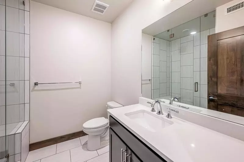 Convenient en suite bathroom
