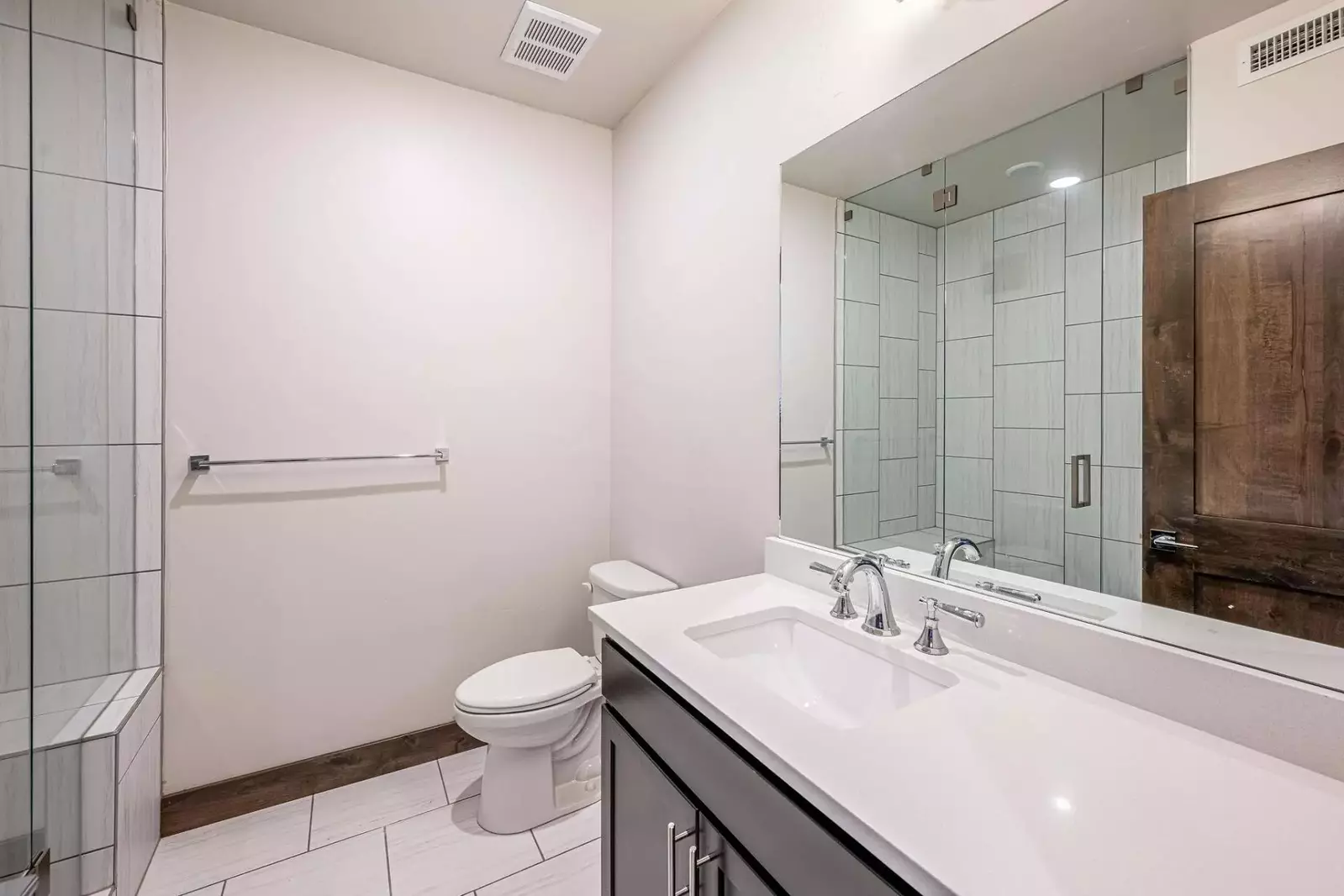 Convenient en suite bathroom