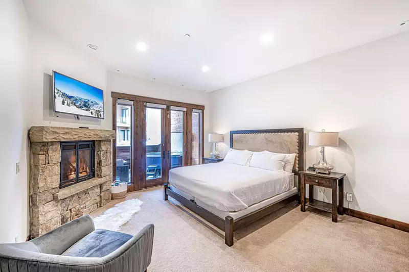 Enjoy the best of everything at our luxury primary suite! With a gas fireplace, smart TV and private hot tub, you'll have everything you need for a pe