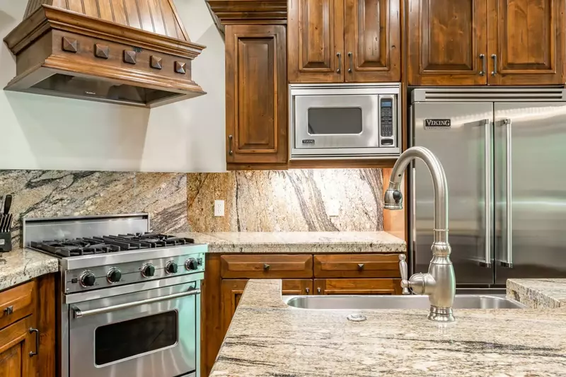 Gorgeous modern chef's kitchen with, high end Viking gas range & oven, stunning granite counter tops, Viking French Door Fridge