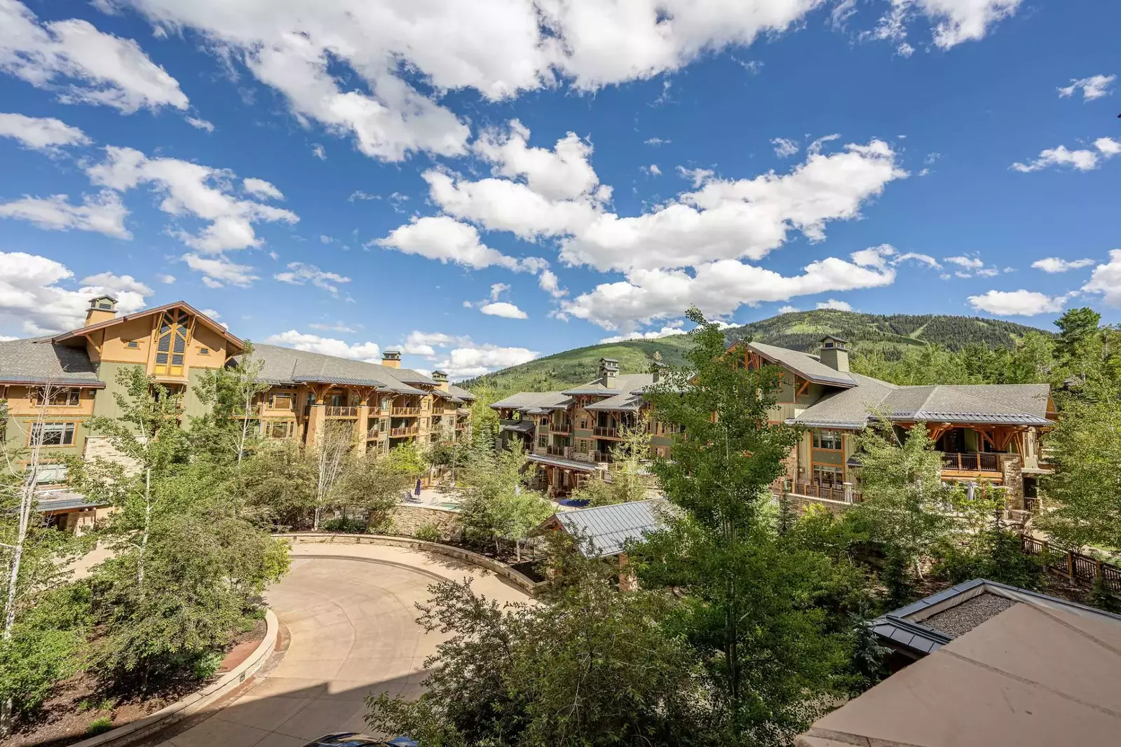 The Sunrise Lift is mere steps away, and you'll be close to a variety of fabulous restaurants, shops, and, of course, the other Park City ski resorts.