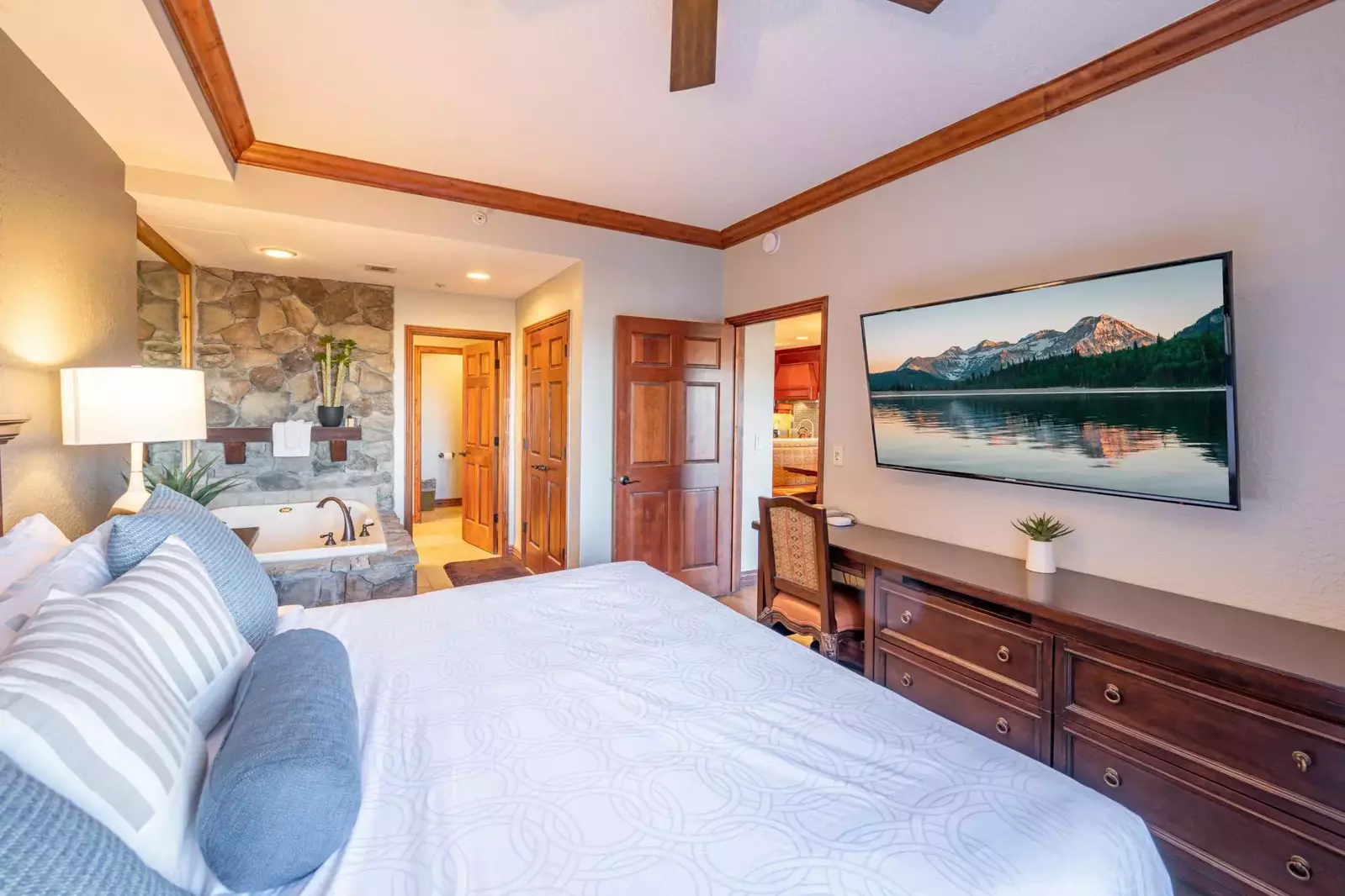 New King Bed | New Smart TV | In room oversized soaking tub