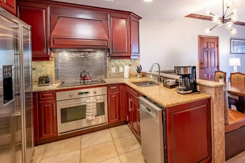 Spacious Kitchen with new granite countertops