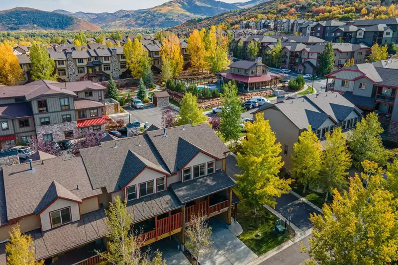 Guests can enjoy a free city-wide bus. A stop is at the base of this neighborhood, right along State Road 224.