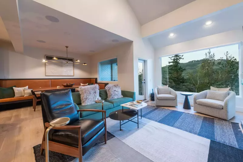 Newly Renovated, High End Ski Home, Mid-Century Modern Dream!!! All new designer furnishings, hardwood floors, private deck, gas fireplace