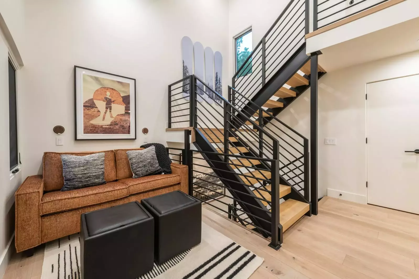 Office loft – Queen sofa bed, nearby hall bathroom.