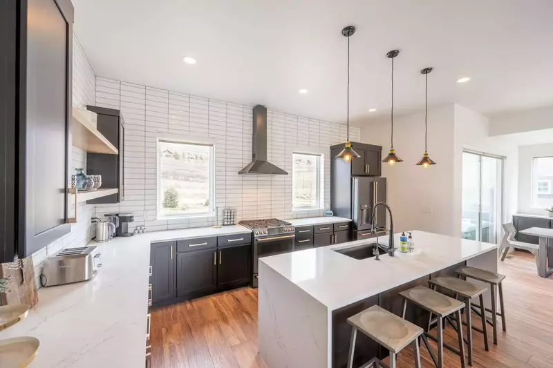 Fully stocked gourmet kitchen  – Everything is here for the budding chef to prepare meals at home! The white quartz countertops offer lots of prep spa