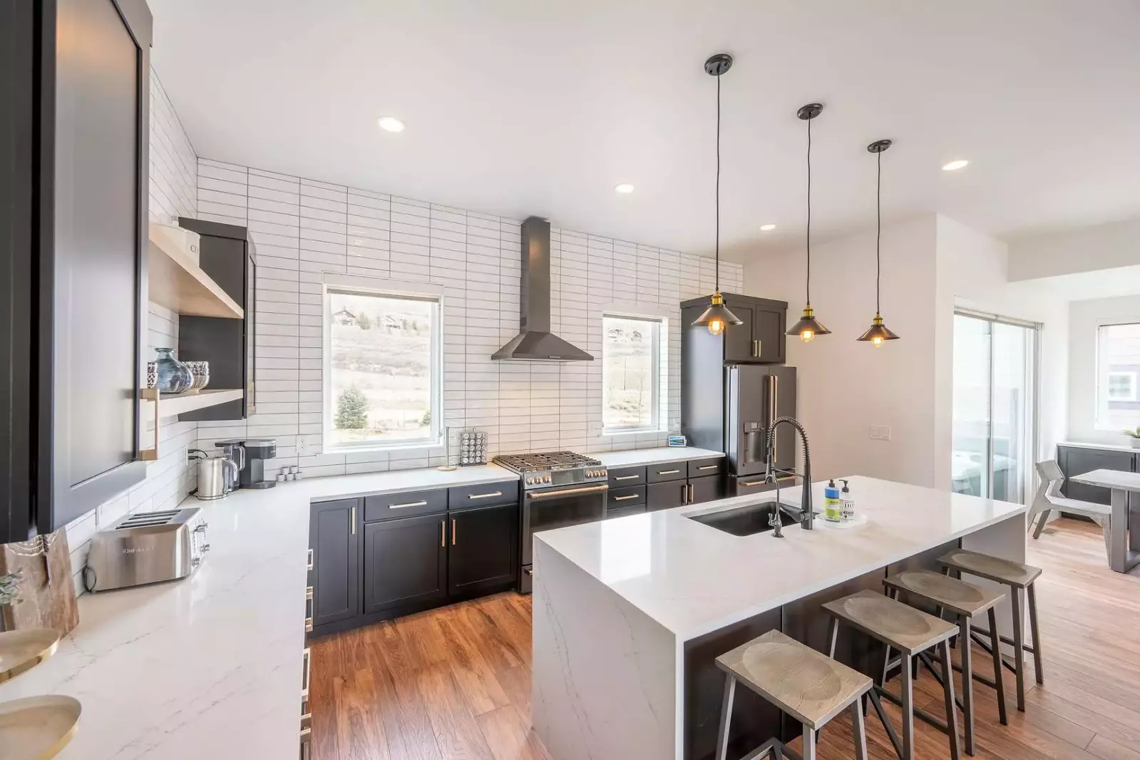 Fully stocked gourmet kitchen  – Everything is here for the budding chef to prepare meals at home! The white quartz countertops offer lots of prep spa