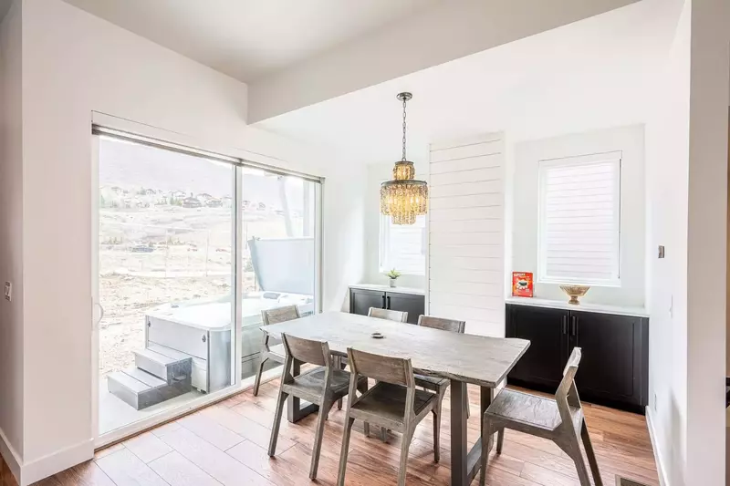 Dining table can comfortably sit up to 6 guests