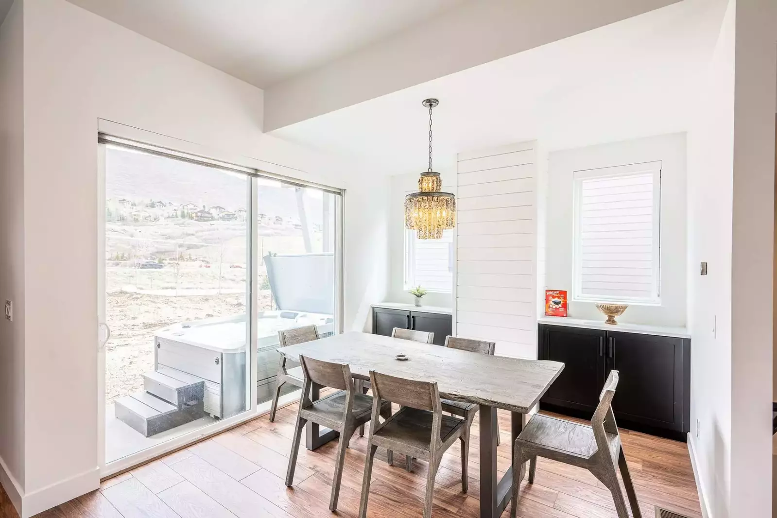 Dining table can comfortably sit up to 6 guests