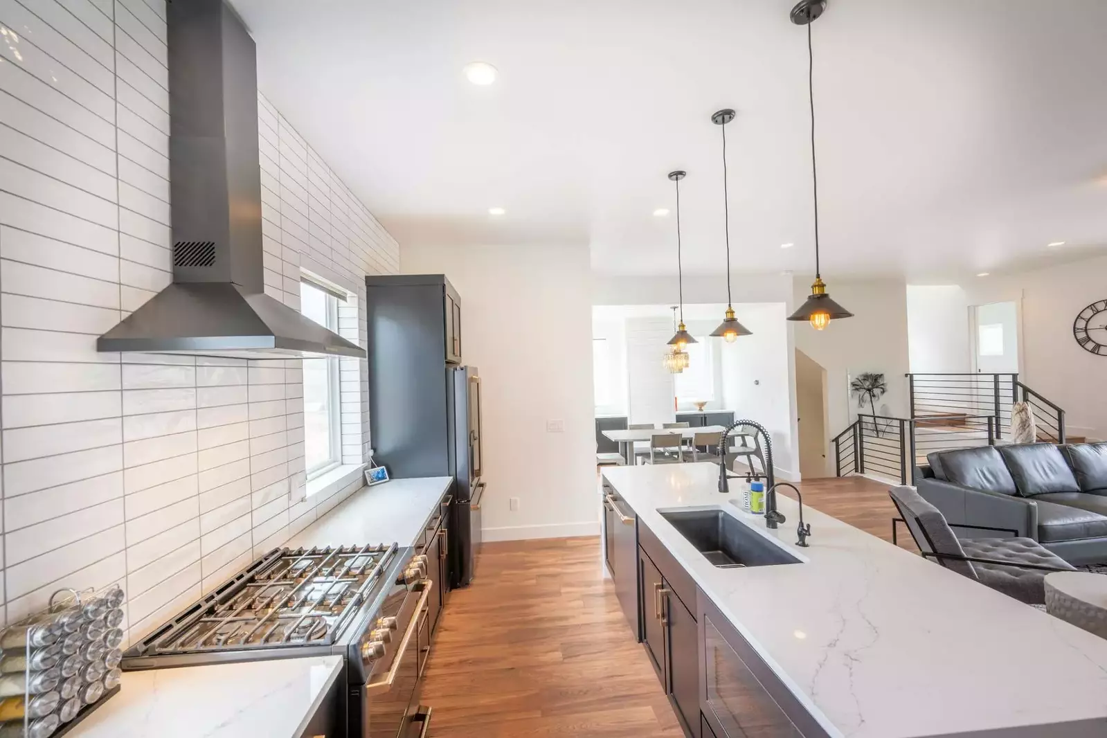 Gourmet kitchen – fully stocked and equipped with high-end appliances