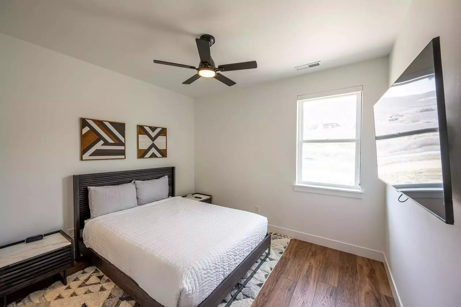 Second guest suite with high end Queen size memory foam mattress and high quality linens and HDTV