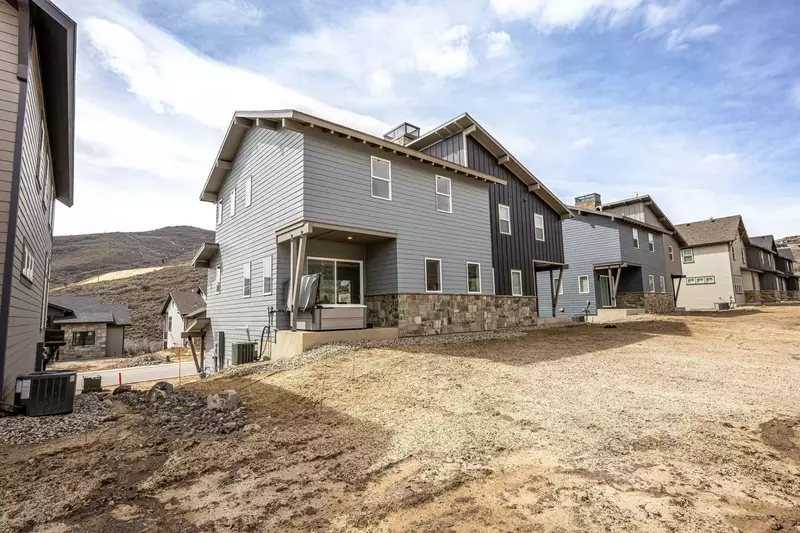 Just outside of our home you will find access to some of the best outdoor recreation Utah has to offer, including mountain biking trails, scenic hikin