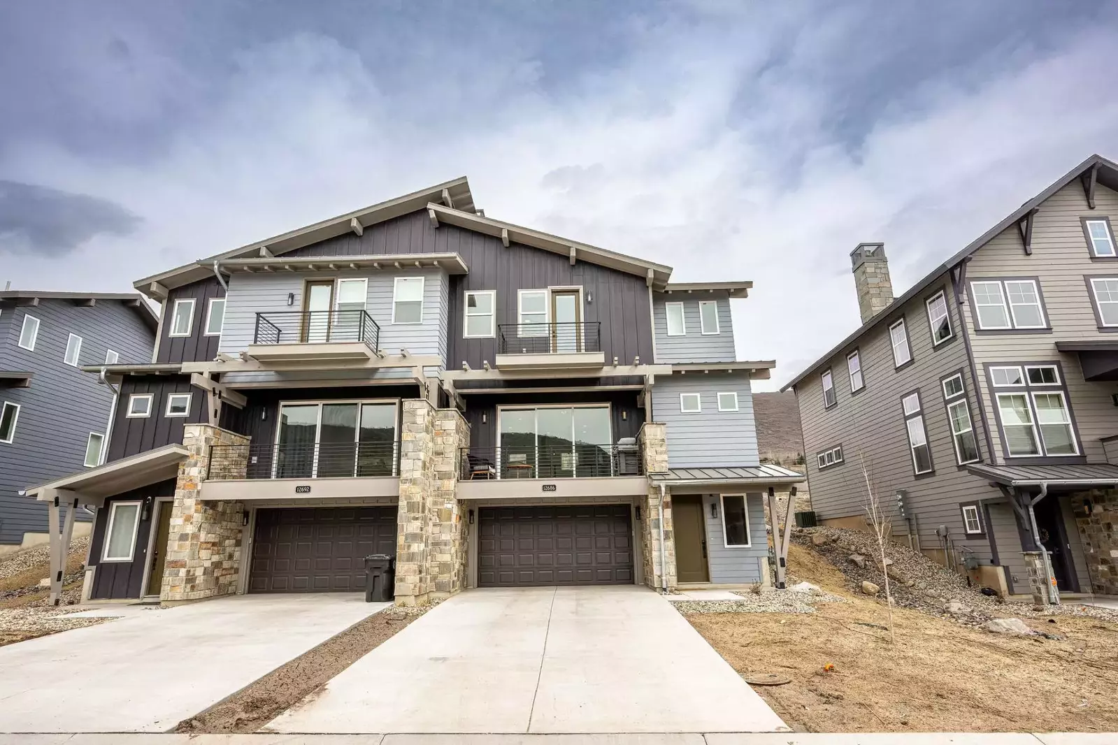 This professionally designed, stunningly chic, contemporary ski home is ideally located just 10 minutes from Park City.