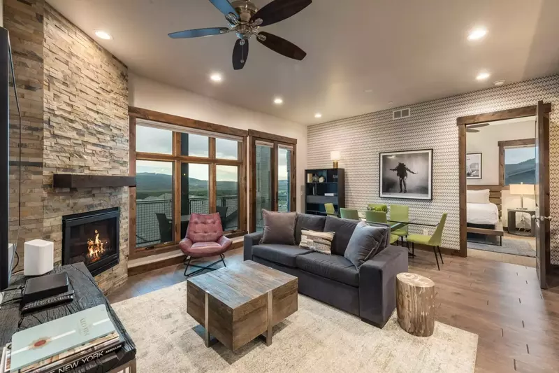 Designer Home w Open Floor Plan, High End Furnishings, Wood Floors, Chef's Kitchen