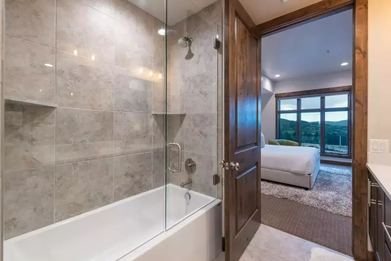 Traveling with kids? The guest suite has a great bathroom with a bath tub and shower