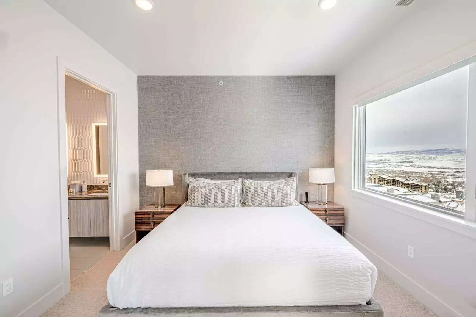 Warm and Inviting Guest Suite with a King Bed offers Panoramic Mountain and Valley Views – Perfect Scenery Year Round