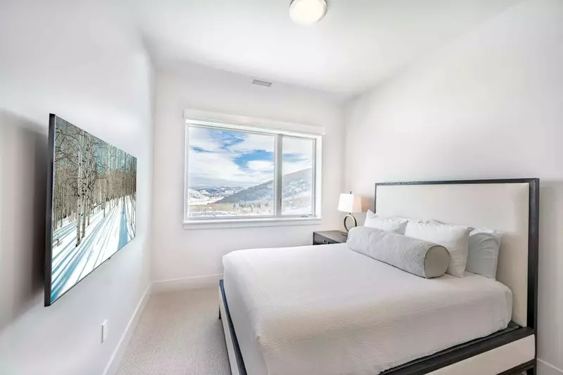 Guest Suite - Designer King bed with high end mattress and bedding, Smart HDTV, Mountain and Valley Views. This room is located down the hall from the