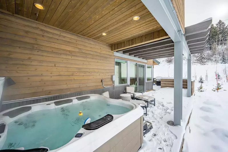 Soak up unparalleled luxury in this ski-In / ski- out Apex Penthouse! Watch the Wildlife from The Comfort of the Home or Private Hot Tub! Professional