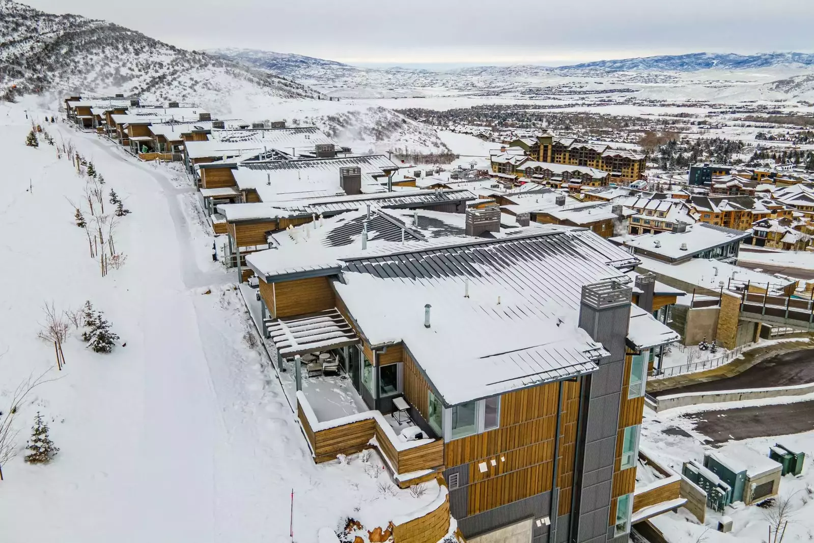 Our mountain modern home showcases astonishing views that overlook Snyderville Basin and beyond all the way to the Uinta Mountains