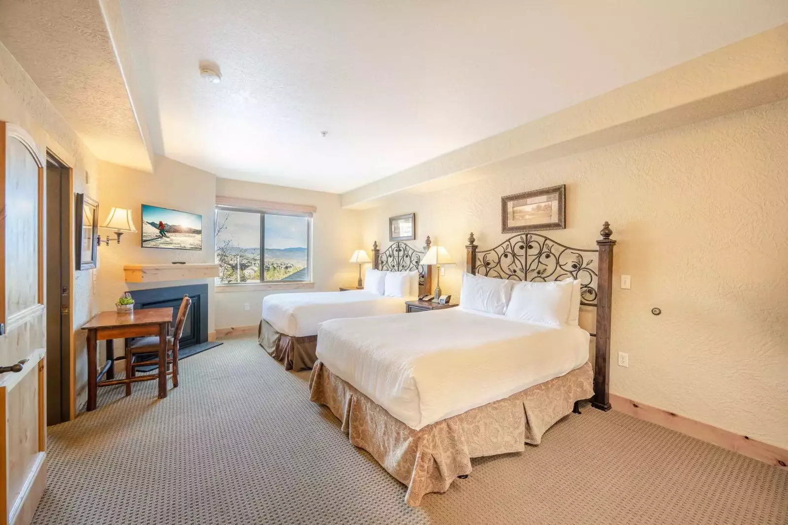 Luxurious and self sufficient Guest Suite w Two Queen Beds, Desk, Gas, Fireplace, HDTV, Microwave & En Suite Bathroom