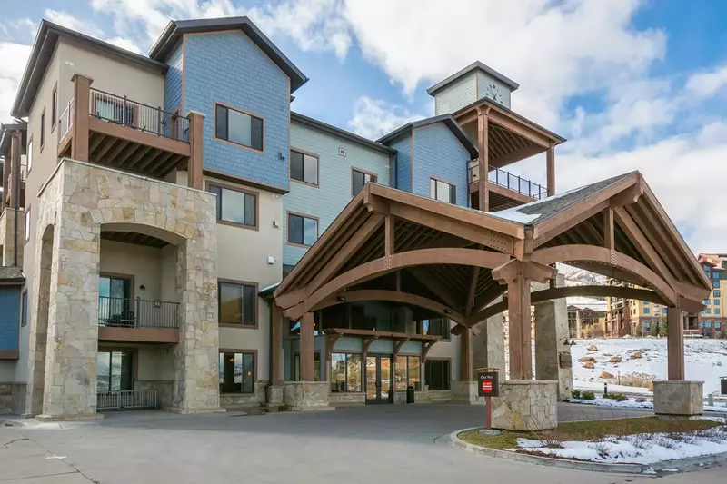 Welcome to Silver Silverado Mystic Pines - No Car Needed: There is a free on call shuttle or guests can walk to skiing