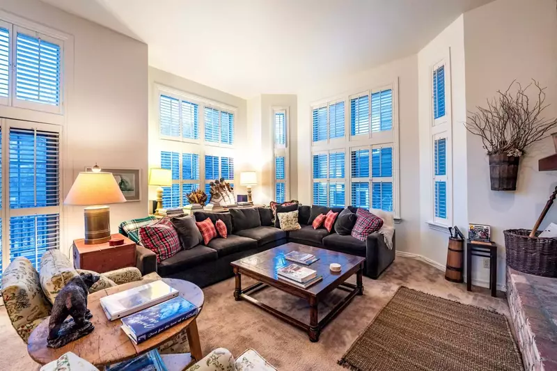 Huge Family Room - Perfect For Cozy Apres Game Nights, Fireplace, Deck w Mountain Views, Game Table