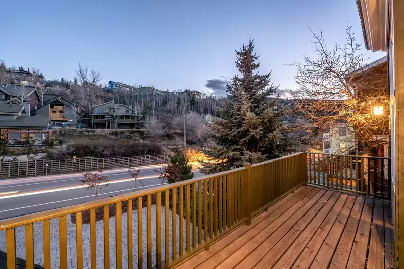 Private Front Deck w Views!