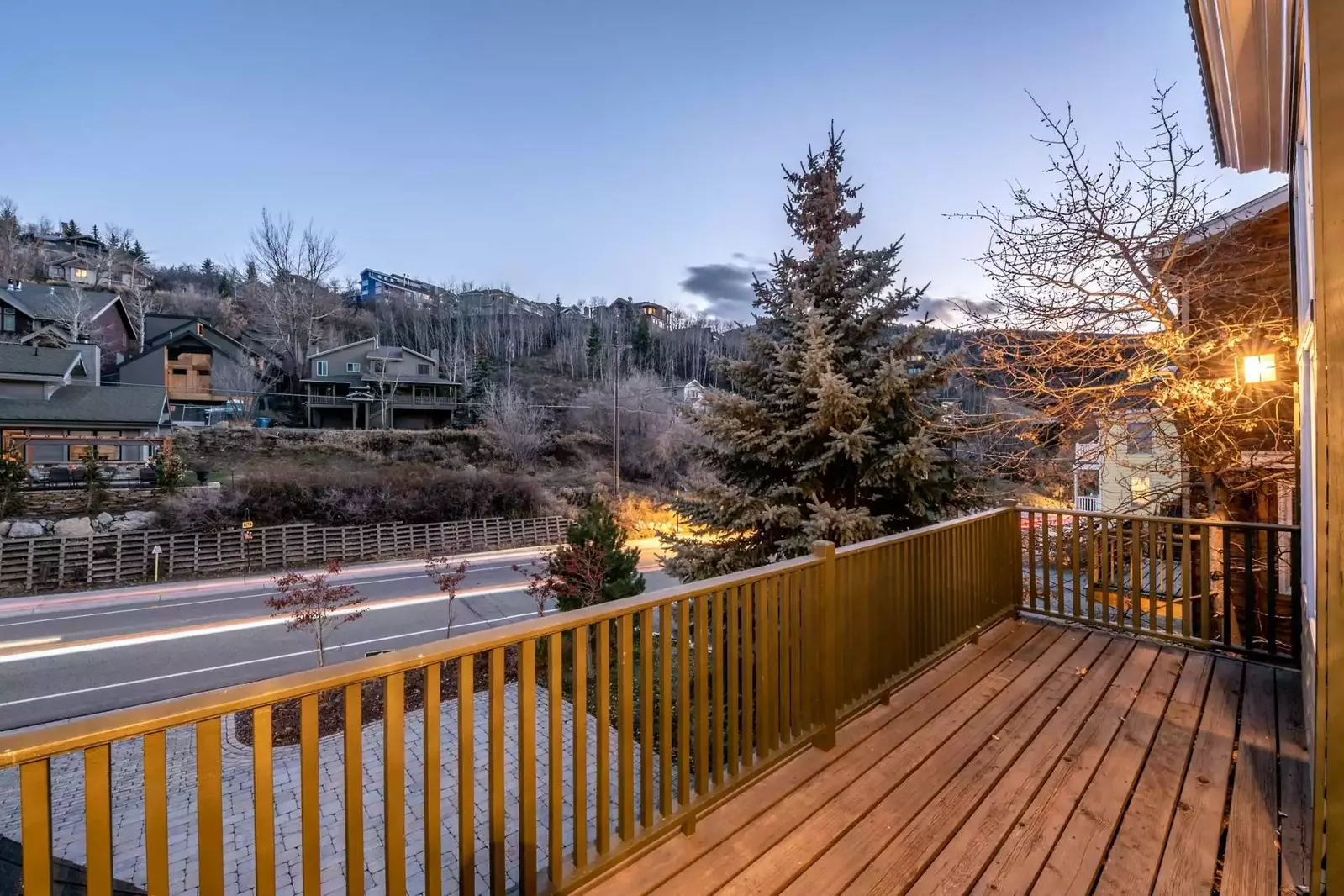 Private Front Deck w Views!