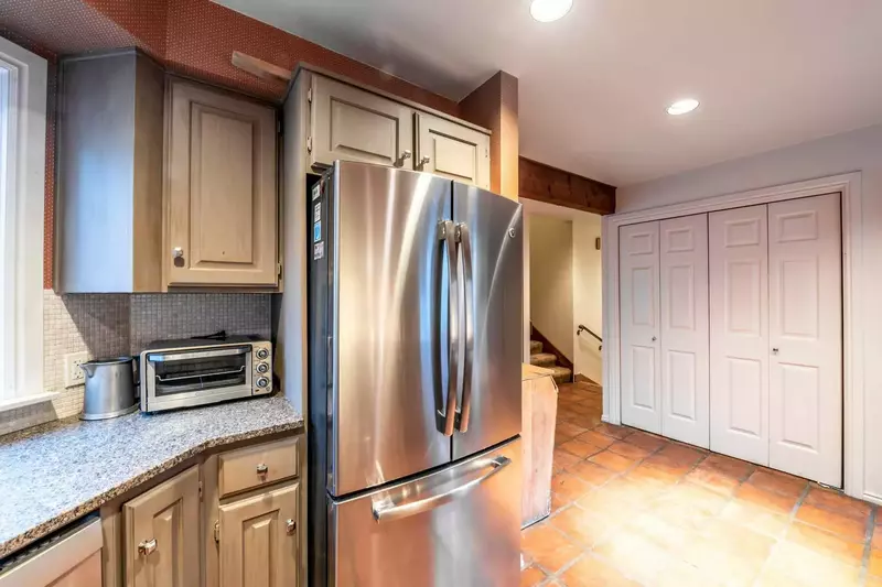 Updated Chef's Kitchen w Granite Countertops, Stainless Steel French Door Fridge, Pantry, Small Appliances