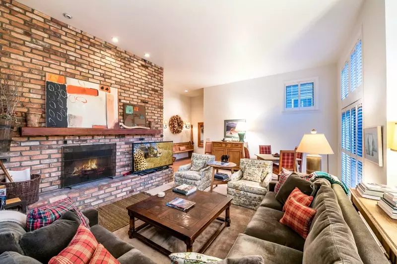 Perfect Gathering Room - Large L Shaped Couch, Fireplace, HDTV, 2 Decks, Perfect Location for Sundance and Skiing!
