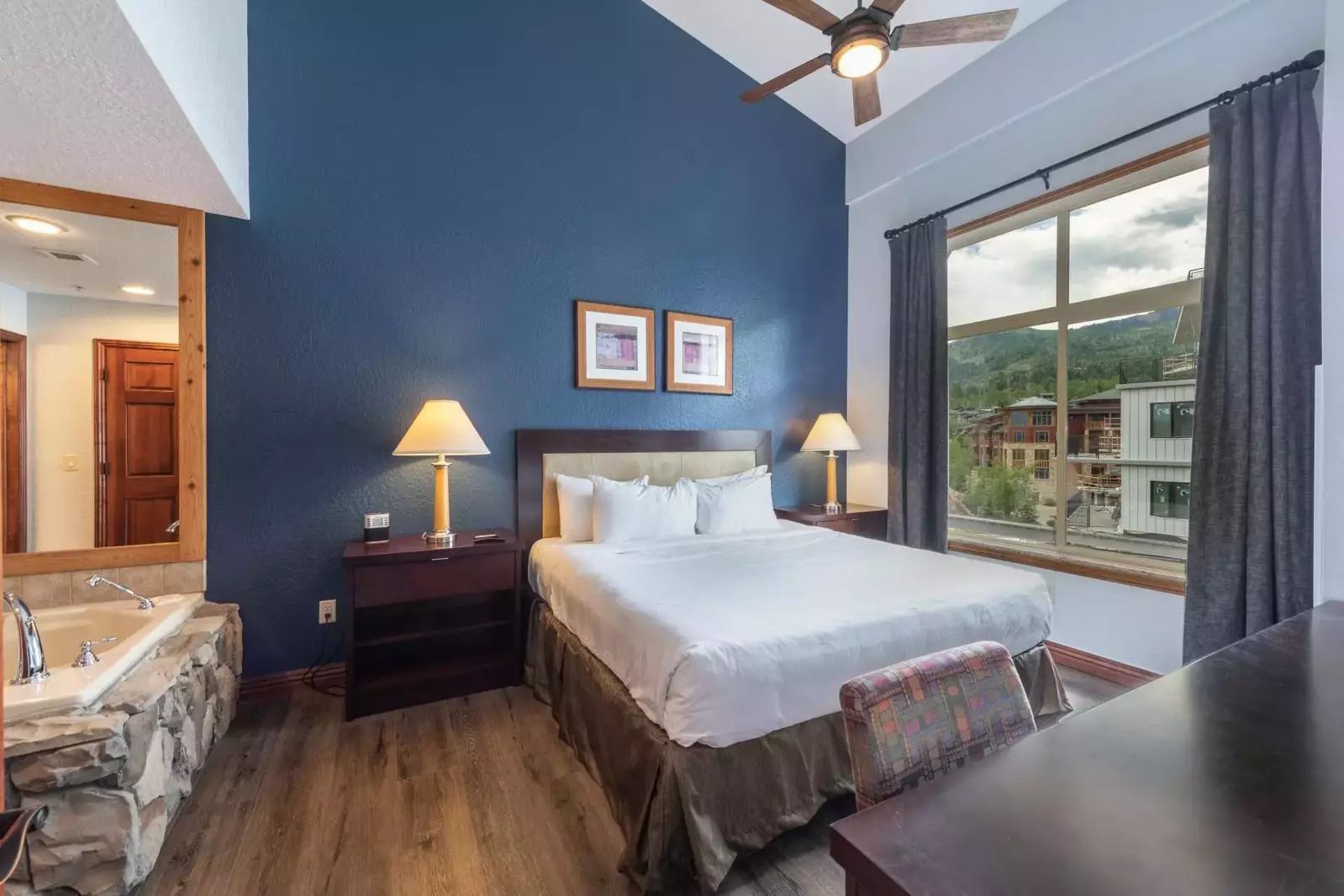 Master Bedroom w King Bed, Oversized Soaking Tub, En Suite Bathroom, Cable HDTV, Office Nook w Free WiFi