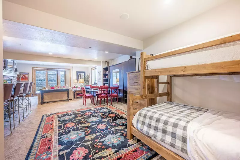 Located on the lower level and ideal for families, this room combines sleeping areas for up to 4 guests (twin / queen bunk) + Custom murphy bed