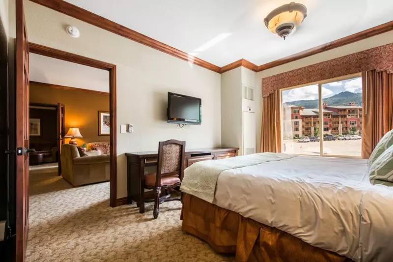 Primary Suite  has a king size bed, high quality linens and bedding, flatscreen HDTV, satellite TV and floor to ceiling windows.