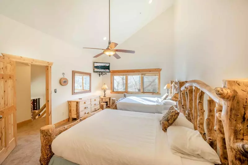 A light filled guest Suite has soaring vaulted ceilings, two gorgeous log pole bed with comfortable mattresses. Each bed is outfitted with high qualit